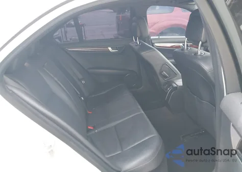 2010 Mercedes-Benz C 300 Luxury/Sport z USA, uszkodzony, nr VIN WDDGF5EB9AR114179